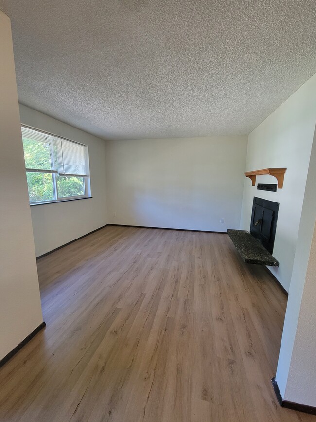 Building Photo - 14801 132nd Ave E Unit D Rental