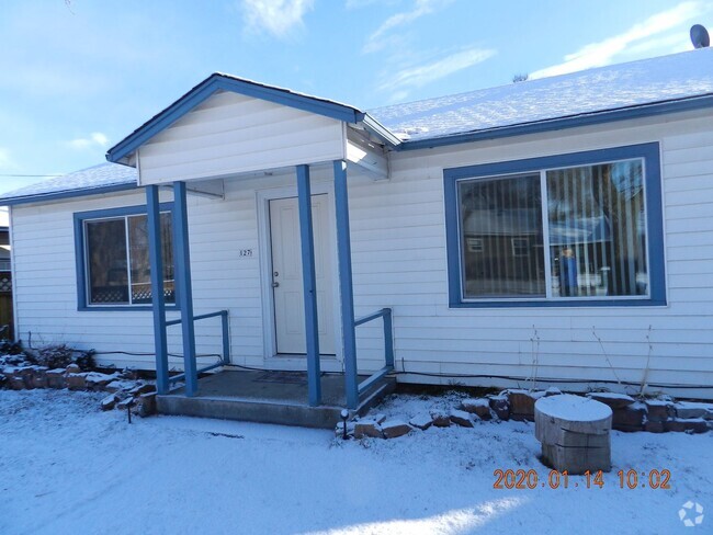 Building Photo - 2 Bedroom / 1 Bathroom Home in Madras Oregon