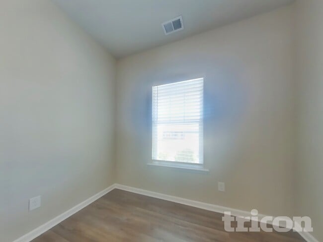 Photo - 212 Malbone St SW