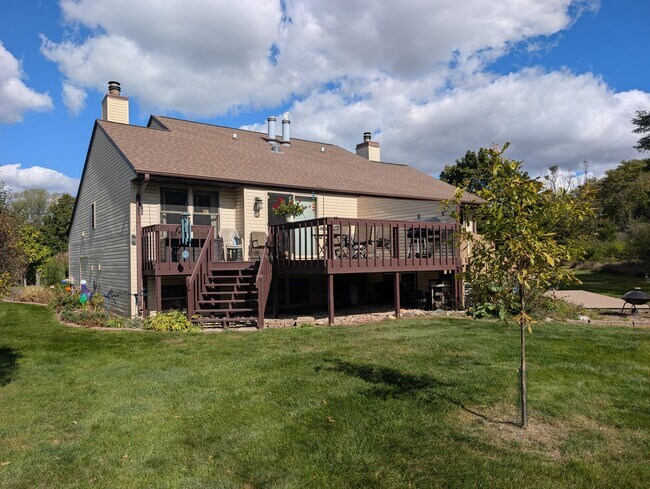 Photo - 607 Tamarack Dr W