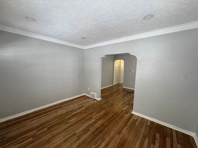 Photo - 10118 Russell Ave Unidad 10116