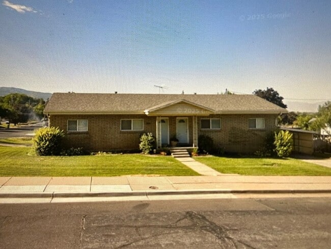394 E Parrish Ln Unit 1