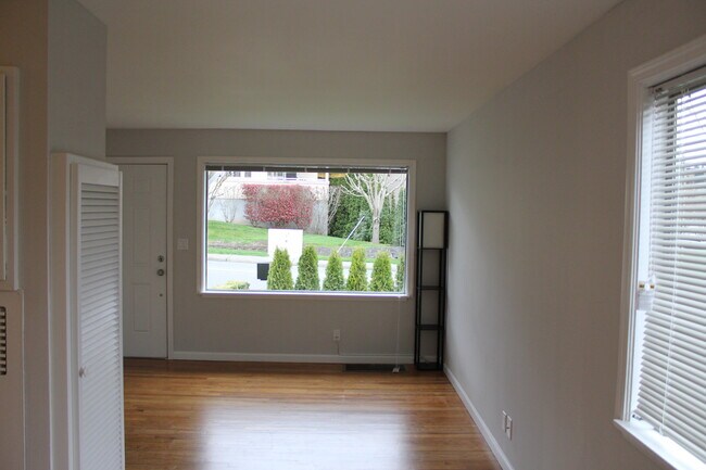 Family Room - 435 3rd St