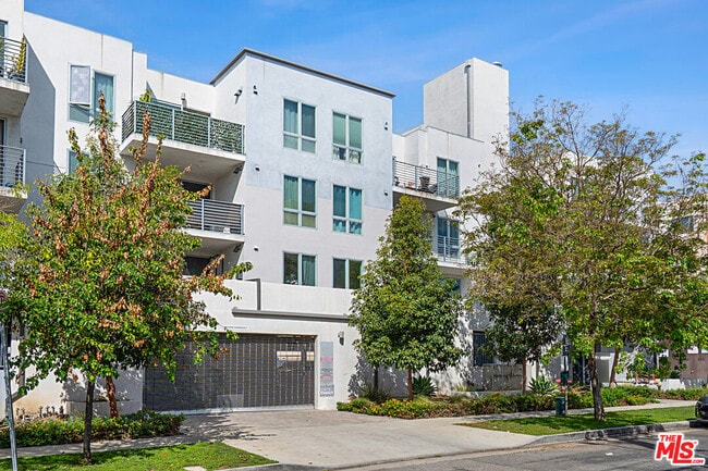 Photo - 5229 Willowcrest Ave Unidad 402