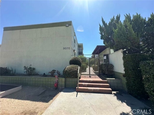 Building Photo - 9070 Huntington Dr