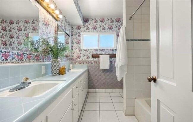 Photo - 723 Rainbow Dr