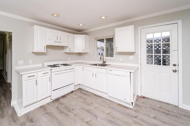 Building Photo - 20 Vandenburgh Ave