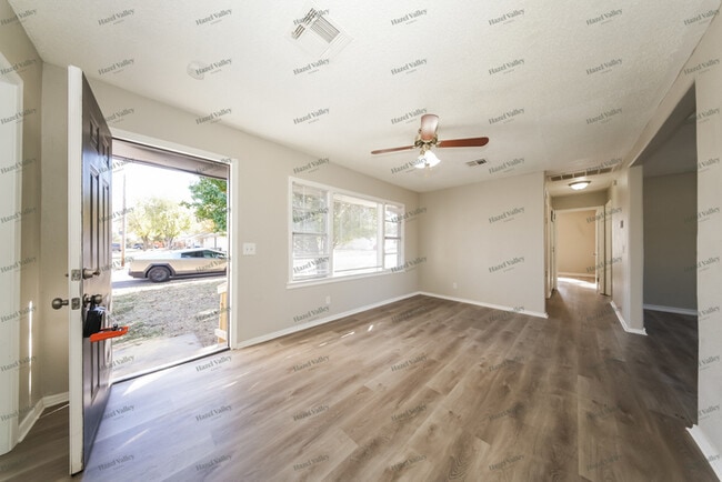 Photo - 1517 Oelke Dr