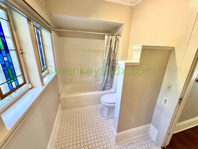 Photo - Amazing Colonial House in Sullivan's Gulch...