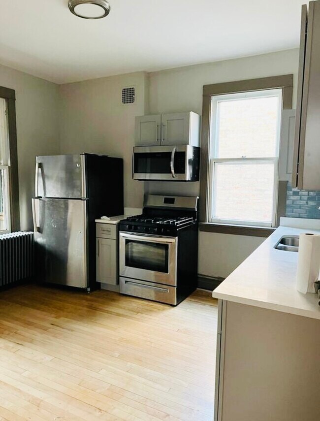 Photo - 2042 W Hutchinson St Unit 2