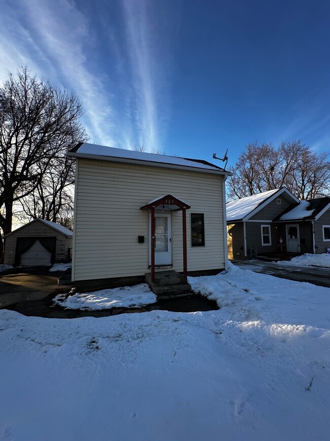 Building Photo - 305 S Western Ave