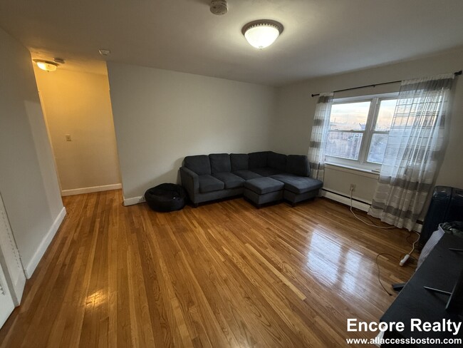 Building Photo - 69 Chiswick Rd Unit 15