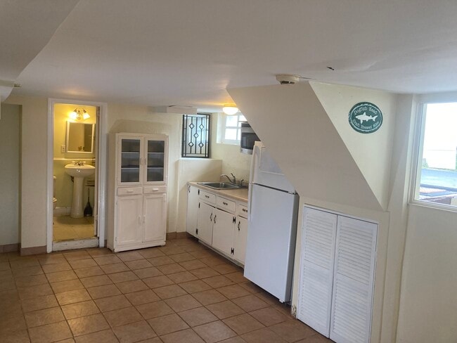 Building Photo - 168 Flax Hill Rd Unit 1
