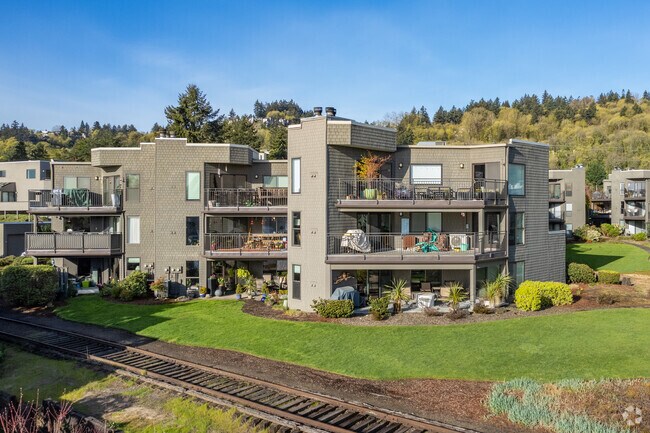 Photo - Willamette Shores Condominiums