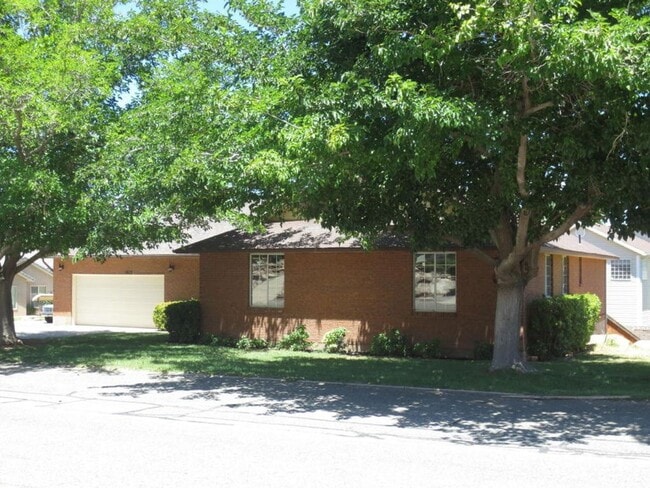 Photo - Amazing Home in Bloomington Hills