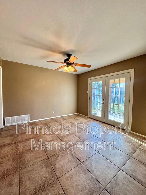 Photo - 247 Robin Hood Trail