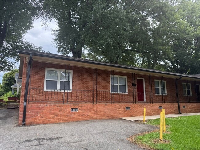 Updated Two Bedroom Apartment in Statesville - Updated Two Bedroom Apartment in Statesville