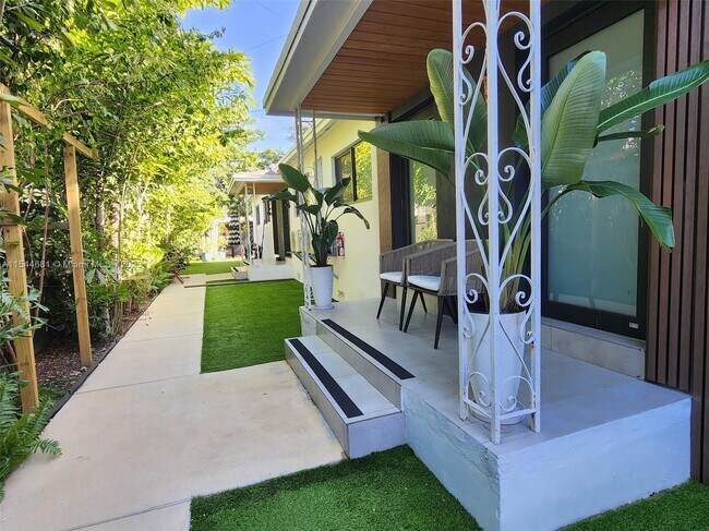 Photo - 740 SW 9th St