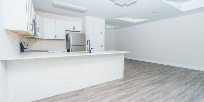 Riverwalk Apartments - Riverwalk Apartments Unit 207