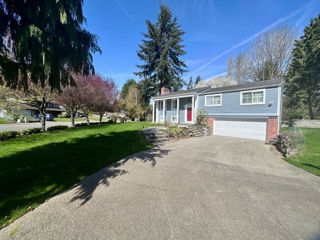 Photo - Charming 4 Bedroom Residence with Expansive Yard