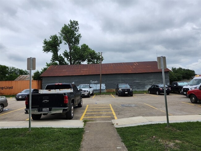 Photo - 306 W Avenue D