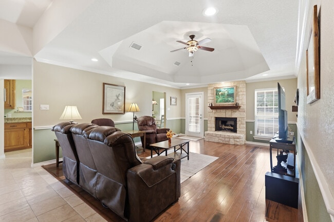 109 Crestwood Ln