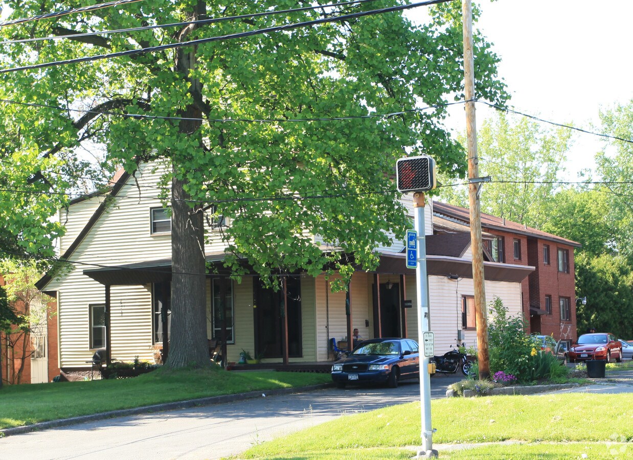 Primary Photo - 2035 E Genesee St Apartments