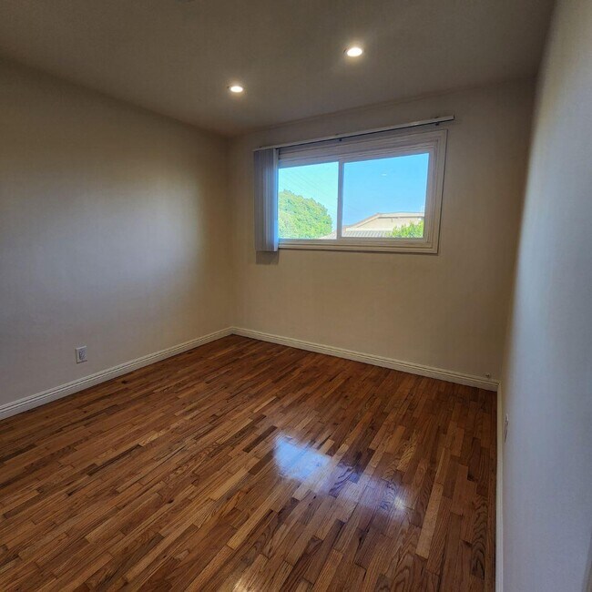 Photo - 3375 Manning Ave