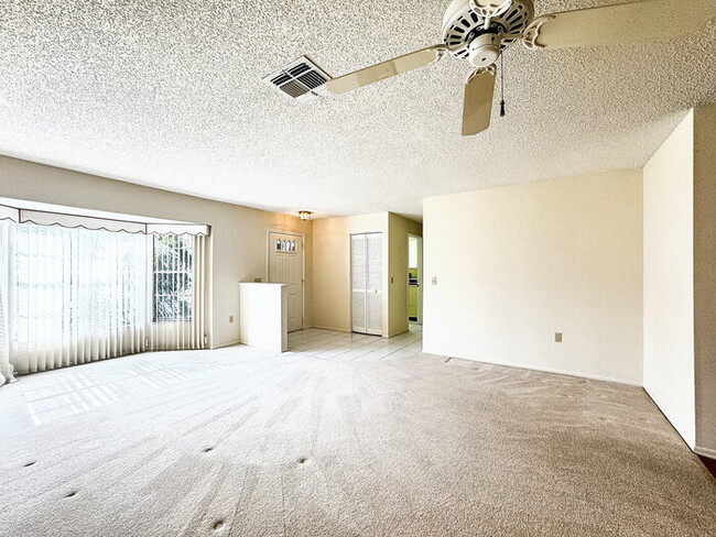 Building Photo - "Charming 2-Bedroom Oasis with 2 Full Bath...