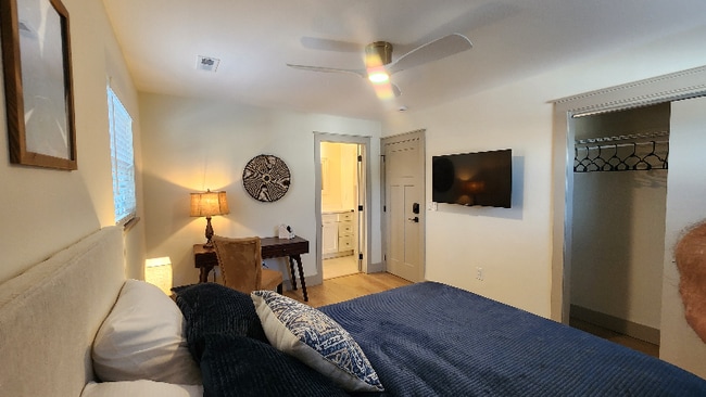 Building Photo - 1704 S Forest Dr