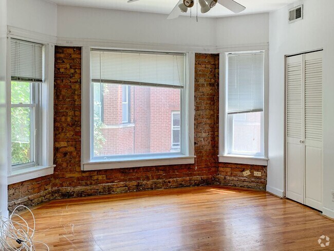 Building Photo - 854 W Cornelia Ave Unit 2N Rental