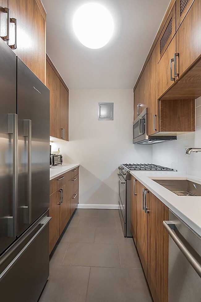 Building Photo - 982 Dumont Ave