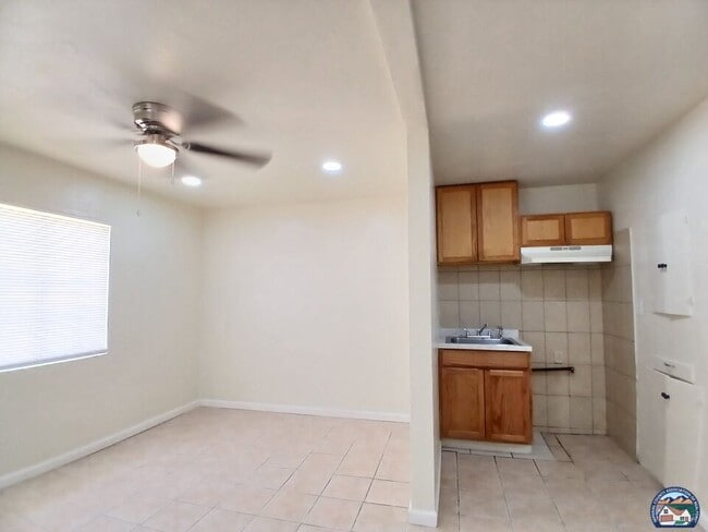 Photo - 210 B St