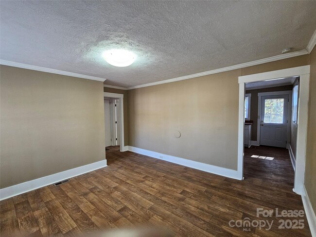 Photo - 69 Grattan Dr NE