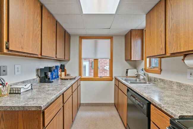 Photo - 802 Dunster St