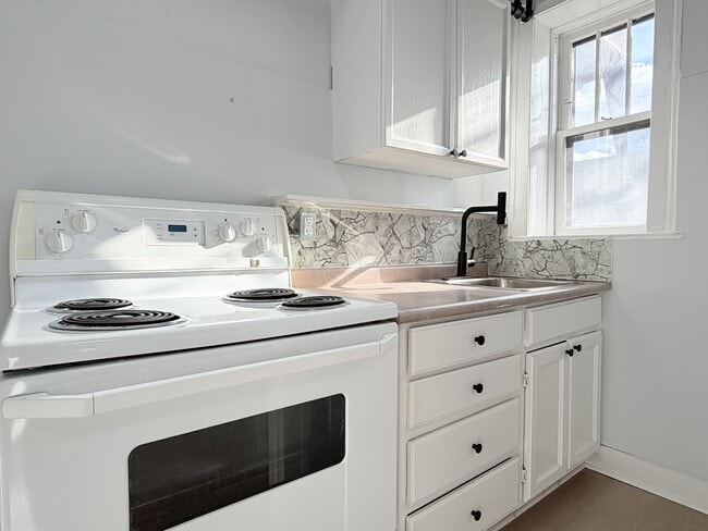 Building Photo - 36 Hanna St W Unit 14