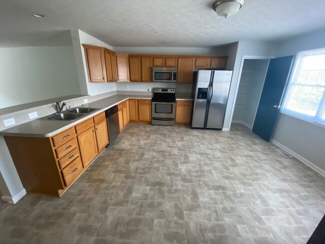 Photo - 655 Wyndhurst Dr