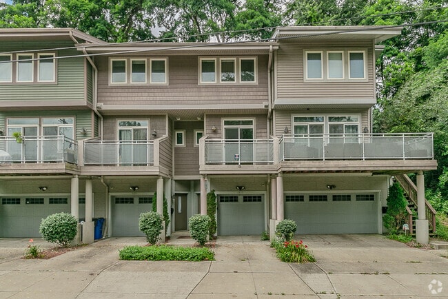 Building Photo - 2872 W 11th St Rental