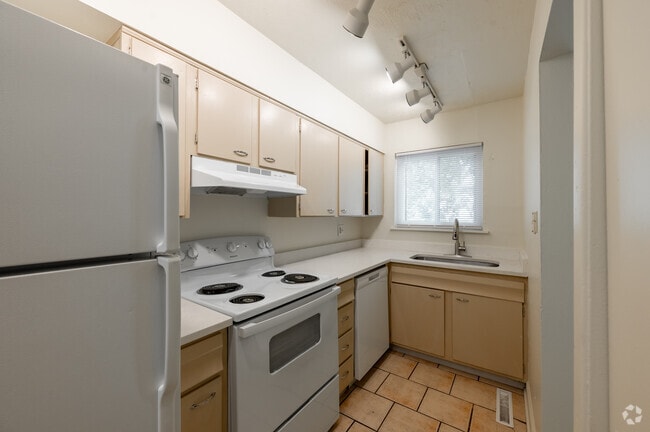 2BR, 1.5BA - 1,040SF - Kitchen