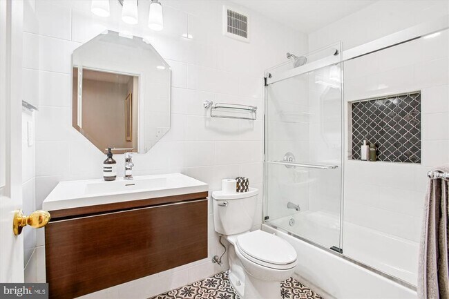 Photo - 3293 Sutton Pl NW