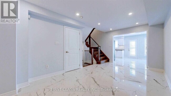 Photo - 112 Revelstoke Crescent