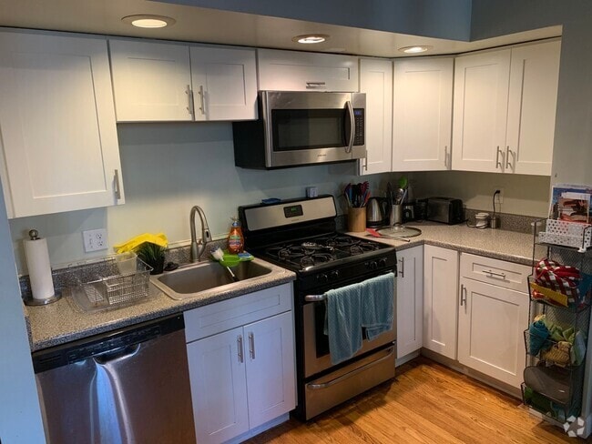 Building Photo - Huge, unique loft style 3 bed!!