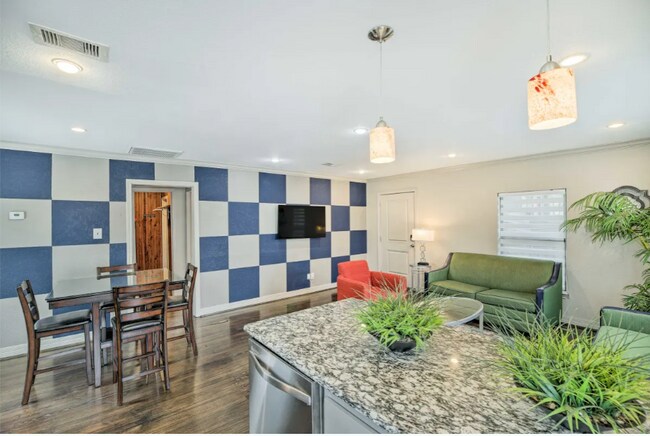 Photo - 2211 Blodgett St Unit 6
