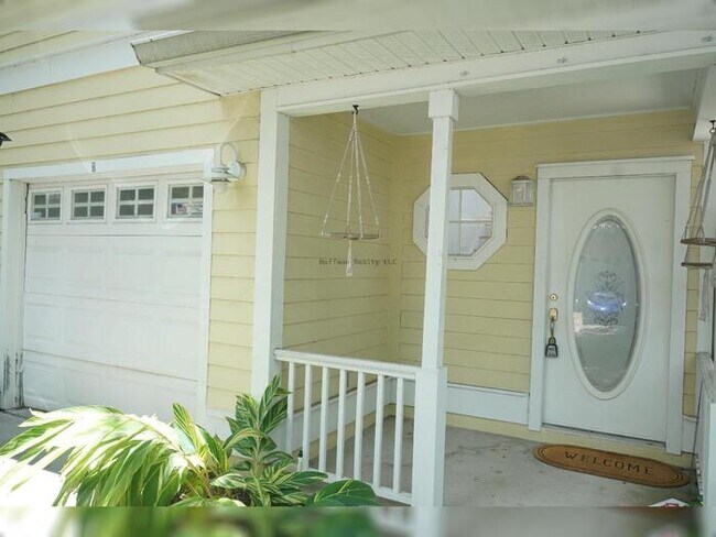 Building Photo - Charming 2-Story Townhome in North Hyde Pa...