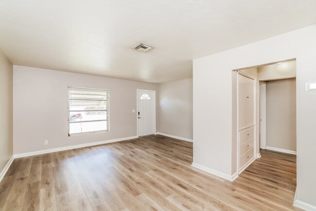 Photo - 195 E 28th St