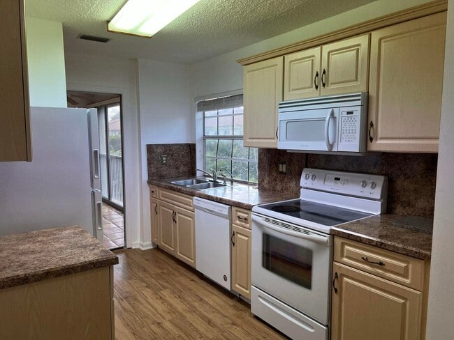 Photo - 6622 Via Regina