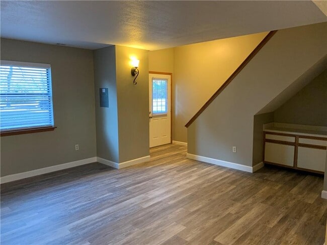 Building Photo - 601 W Benton St Rental