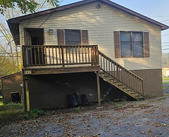 Photo - 2 Bedroom 1 Bath House $1,600 - Available May 2026! Unit 144 South Corl Street