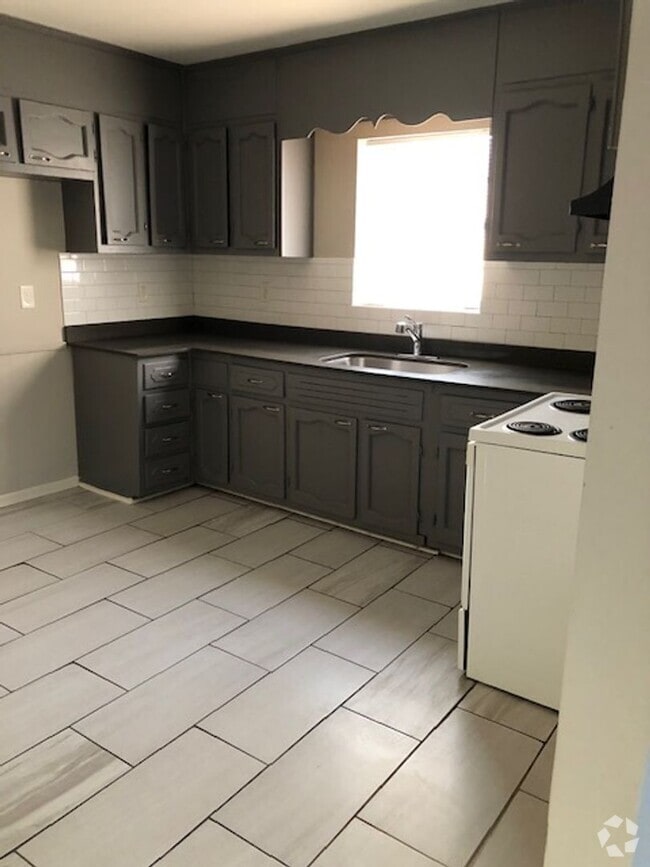Building Photo - BACK ON THE MARKET! MOVE IN READY! Rental