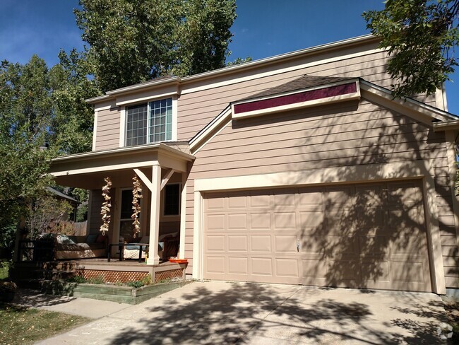 A large porch and apple tree welcomes you - 254 Greenway Cir W Rental